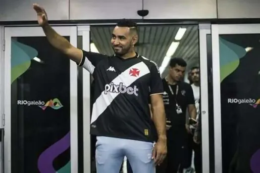 Payet beija símbolo do Vasco, exalta ídolos do clube e promete honrar a camisa 10