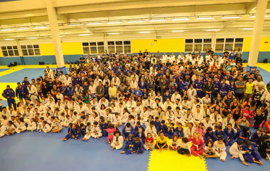 Aula inaugural atrai mais de 500 atletas do PEC no centro de lutas de São Caetano