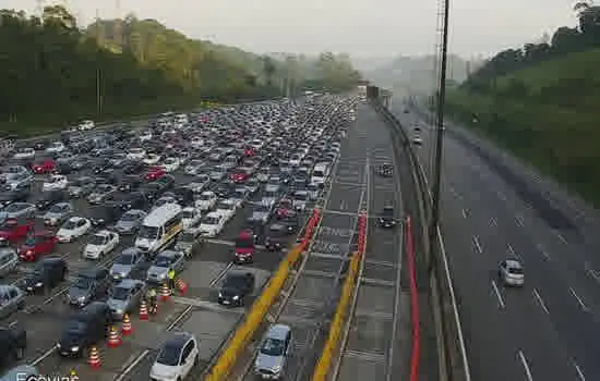 Réveillon: motorista enfrenta congestionamento na Anchieta/Imigrantes neste domingo