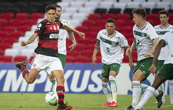 Flamengo vence Goiás e empata com Atlético-MG na liderança