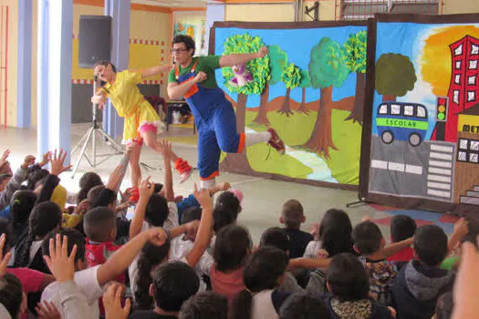 Escolas de São Bernardo recebem peça de teatro sobre bullying e ecologia