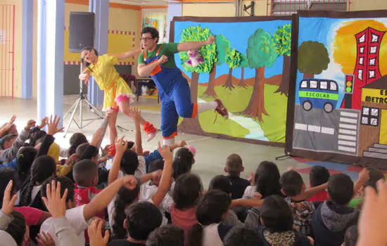 Escolas de São Bernardo recebem peça de teatro sobre bullying e ecologia