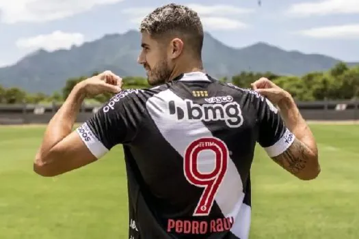 Pedro Raul veste camisa 9 do Vasco prometendo um grande 2023 de olho na seleção