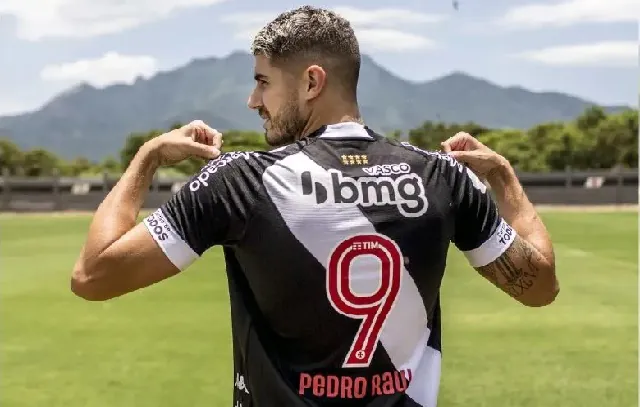 Pedro Raul veste camisa 9 do Vasco prometendo um grande 2023 de olho na seleção