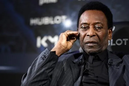 Pelé está internado há seis dias após exames apontarem problemas de saúde