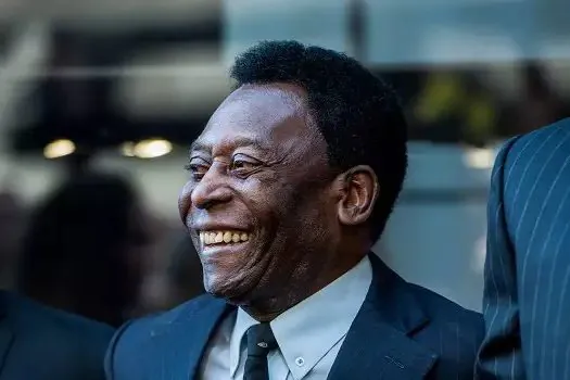 Pelé se recupera de maneira satisfatória após retirar tumor