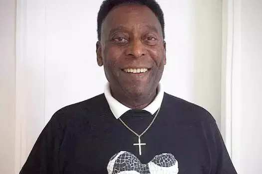 Pelé celebra alta ao lado da mulher: “É difícil, mas amor é o melhor remédio”