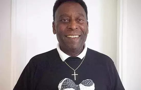 Pelé celebra alta ao lado da mulher: “É difícil