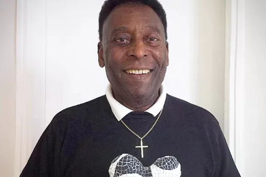 Pelé recebe alta após internação para tratamento de tumor no cólon