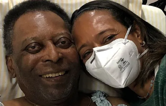 Com Pelé sorrindo em foto no hospital