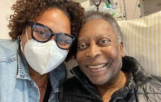 Filha de Pelé tranquiliza fãs sobre estado de saúde do pai: "Não mudou nada"