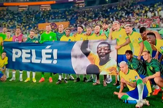 Seleção presta homenagem a Pelé após goleada