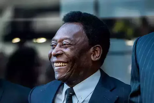 Com infecção urinária, Pelé vai permanecer internado por mais alguns dias