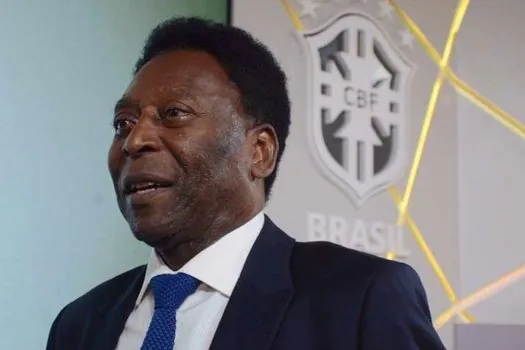 Pelé recebe homenagens do mundo do futebol um ano após sua morte