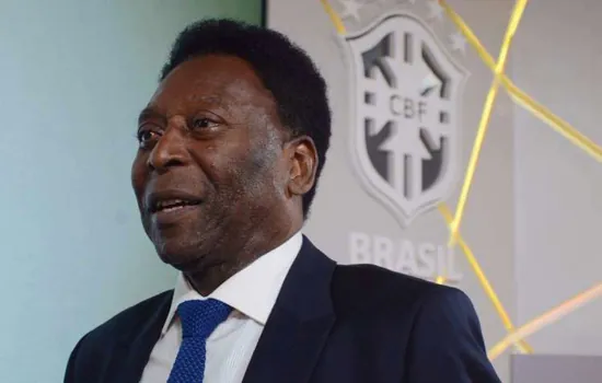 Pelé fará leilão beneficente com itens de Neymar