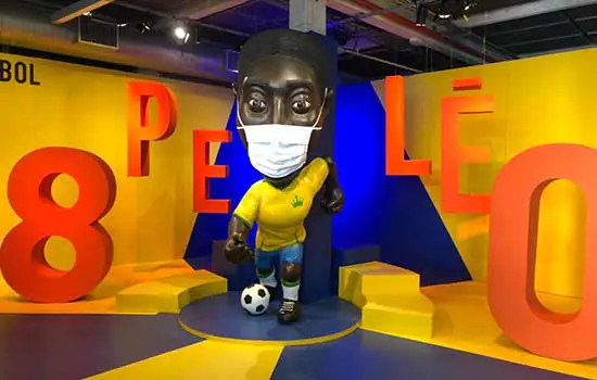 Museu do Futebol veste máscara em “Pelé” para conscientizar visitantes