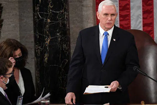 Pence foi retirado do senado depois de apoiadores de Trump invadiram o capitólio