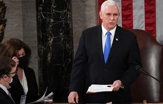 Pence foi retirado do senado depois de apoiadores de Trump invadiram o capitólio