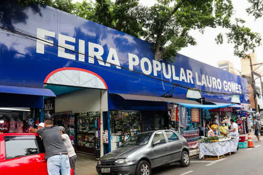 Morando entrega certificados de permissão de uso para lojistas da Feira Lauro Gomes