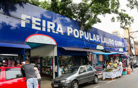 Morando entrega certificados de permissão de uso para lojistas da Feira Lauro Gomes