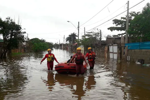 Peruíbe tem 400 desabrigados, bairro isolado e está em emergência pelas chuvas