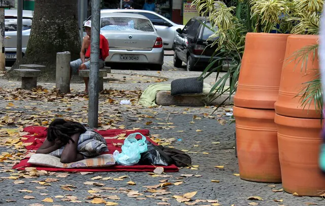 Homem em situação de rua é encontrado morto em São Paulo após madrugada fria