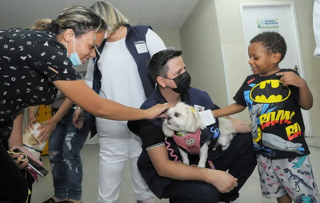 Crianças internadas no CHM recebem visita de cães durante Pet Terapia