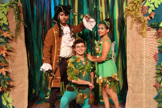 Peter Pan e Sininho no teatro do Golden Square Shopping