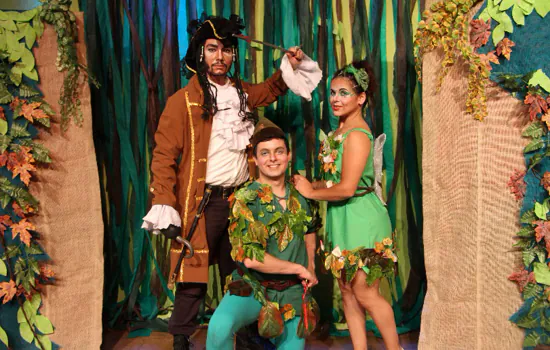 Peter Pan e Sininho no teatro do Golden Square Shopping