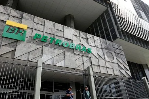 Sem reajuste da Petrobras, defasagem do diesel sobe a 20% e a da gasolina a 18%