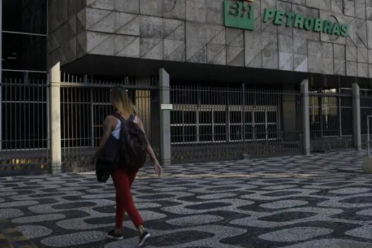 Petrobras retoma programa de estágios com bolsa-auxílio de R$ 1,8 mil