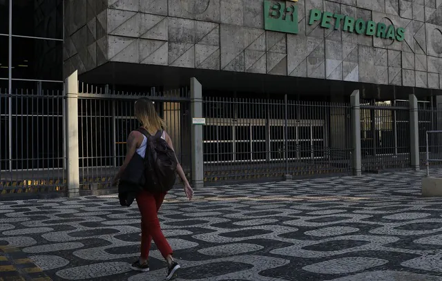 Petrobras retoma programa de estágios com bolsa-auxílio de R$ 1