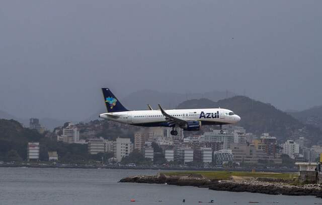 Governo revoga limite de 400 km de distância a voos do Santos Dumont