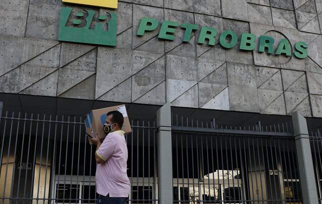 Lucro líquido da Petrobras cai 24