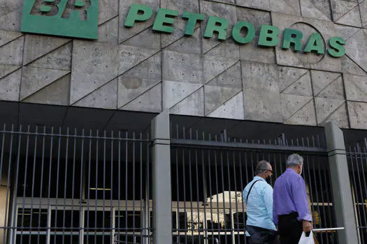 Petrobras reajusta preços do gás de cozinha e da gasolina