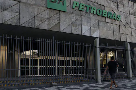 Petrobras reduz despesas com juros e encargos da dívida financeira