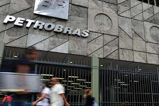 Interferência: Ações da Petrobras despencam no pré-mercado de Nova York