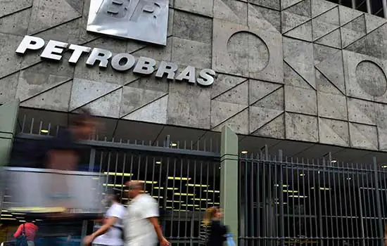 Interferência: Ações da Petrobras despencam no pré-mercado de Nova York