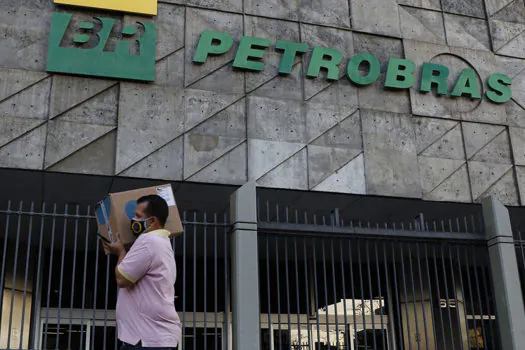 Polícia Federal investiga crimes de corrupção contra Petrobras