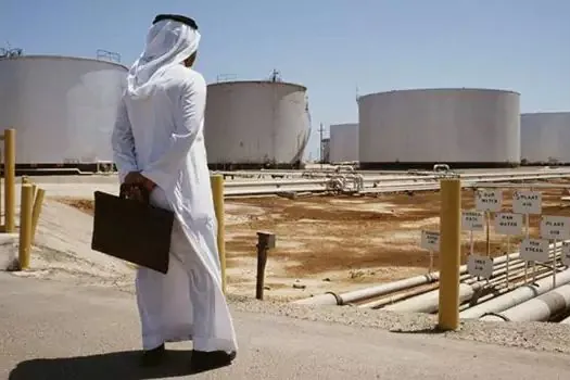 Arábia Saudita resiste aos apelos para cortar investimentos em petróleo