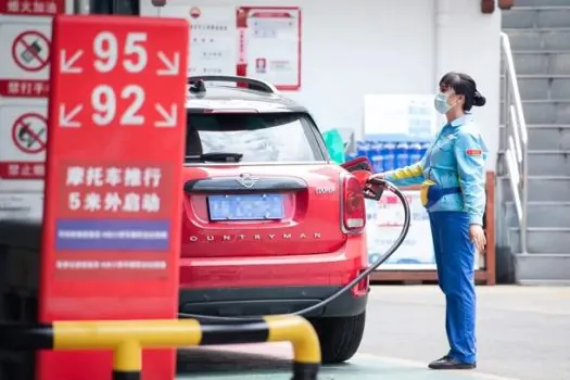 China aumenta preço de gasolina e diesel após mudanças no mercado internacional