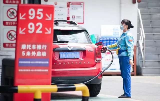 China aumenta preço de gasolina e diesel após mudanças no mercado internacional