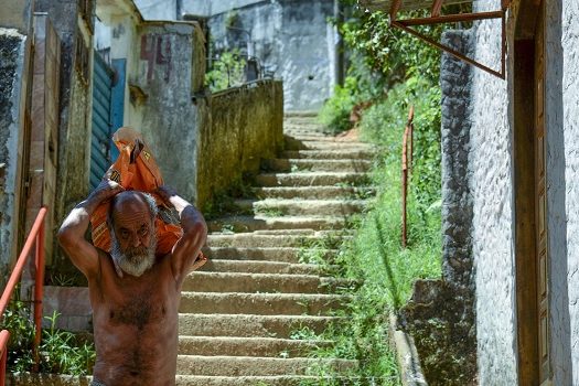 Em Petrópolis, moradores ainda buscam onde morar, um mês após tragédia