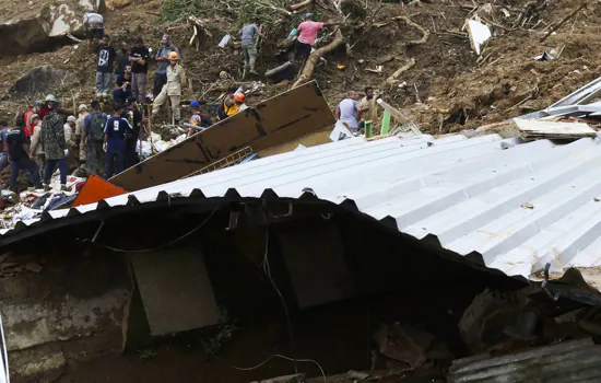 Destroços de Petrópolis serão levados para margem da BR-040