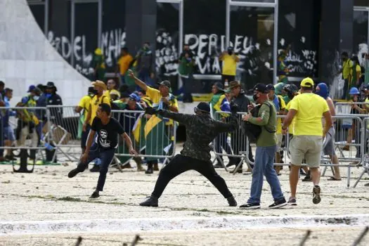 PF tenta identificar homem que destruiu relógio histórico no Planalto