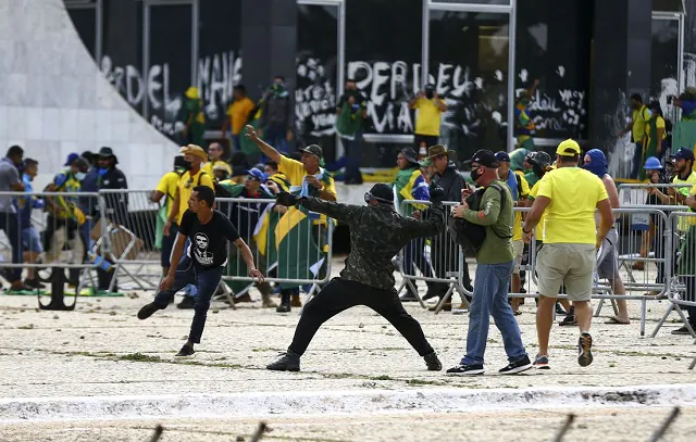 PF tenta identificar homem que destruiu relógio histórico no Planalto