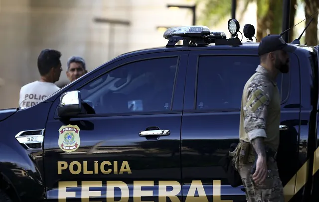 PF faz operação contra tráfico internacional de armas