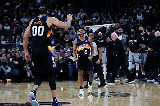 Phoenix Suns embala e soma sua 13ª vitória seguida na NBA diante dos Spurs