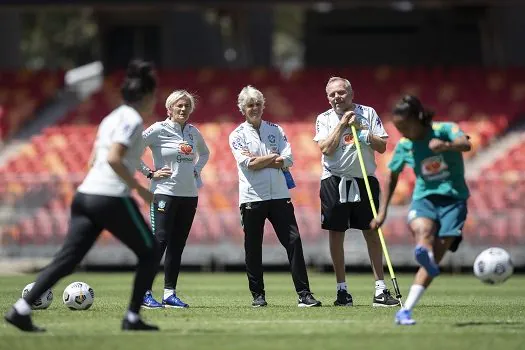 De olho em duelos com Austrália, Pia comanda primeiro treino com o grupo completo