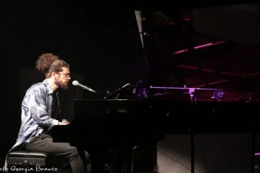 Sesc Pinheiros recebe o pianista Breno Ruiz em show “Dentro de Casa”